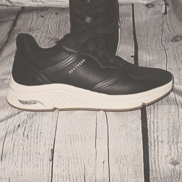 Skechers Air Cooled Arch Fit, Sz 9.5 Sneaker - Picture 2 of 8